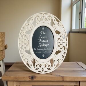 Vintage 90s The Lenox Portrait Gallery Small Oval Picture Frame Renaissance Lace